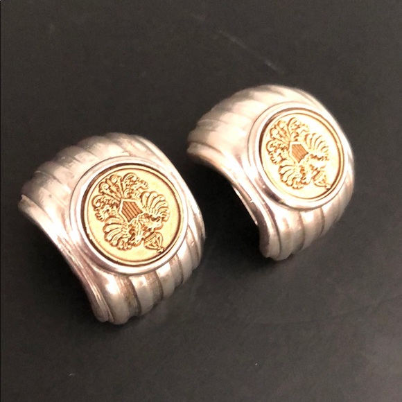 VINTAGE SILVERTONE & GOLDTONE CREST COIN EARRINGS - Picture 6 of 16